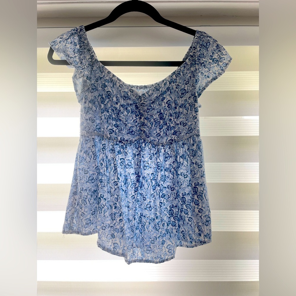 Blue Flower Pattern Blouse with white base color, scrunched front on chest, XS